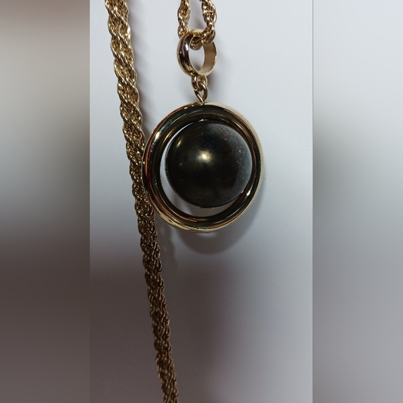 Gold tone necklace with faux pearl  pendant - Picture 6 of 6